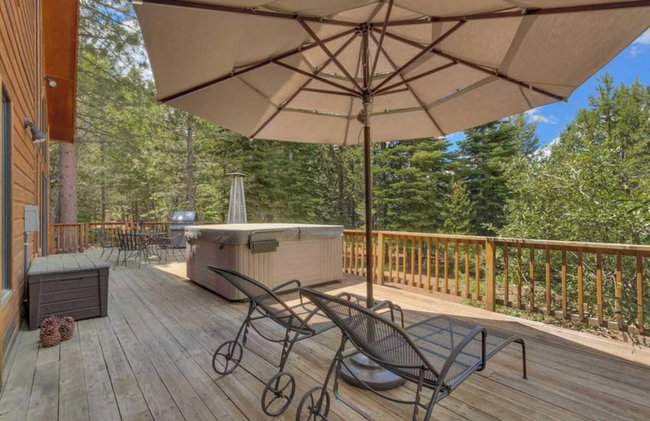 Black Bear by Avantstay Spacious Viking Lodge in Tahoe Donner w/ Game Room & Hot Tub! - Photo 33