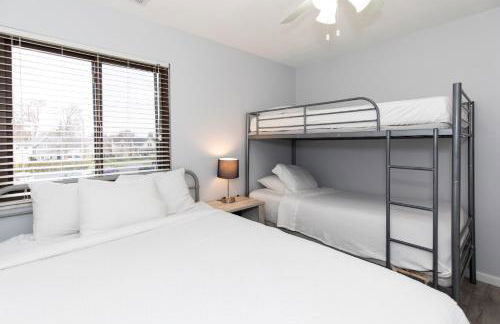 Modern Condo Central Huron Boat Basin Area - Foto 43