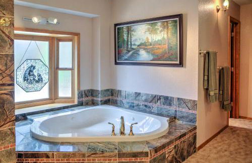 Cloudcroft Mtn Home with Patio, Walk to Golf Course! - Foto 17