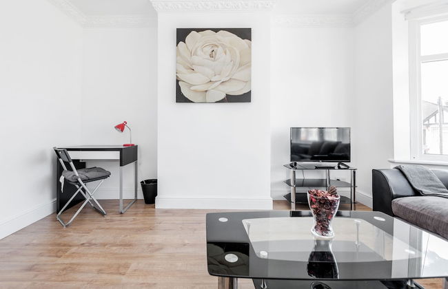 Charming 3-bed Apartment in Romford - Photo 8