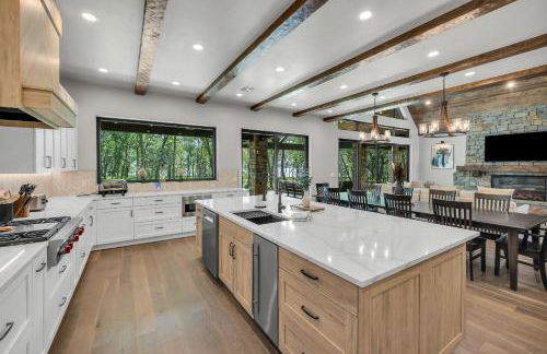 Game Room and Hot Tub! Lakefront Monkey Island Haven - Foto 11