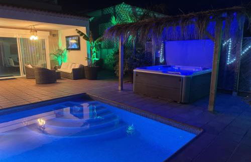 VILLA BLOSSOM in the beautiful area of Puerto Santiago Tenerife with 5 bedrooms for up to 10 guests private swimming pool and many other activities to entertain the family Secure parking for 2 cars and disabled access throughout - Foto 76