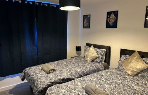 Deluxe 2-Bedroom Serviced Apartment with Free Parking - Foto 9