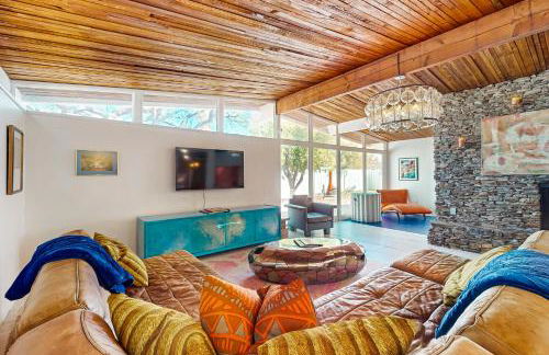 Lounge Poolside Scottsdale Gem with Game Room! - Foto 1