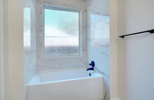 GORGEOUS 5-bd 4ba w Pool, Hot Tub, 2 kitchens, & Game Room Near Dallas Airports! - Foto 36