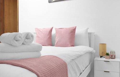 Large Industrial Style 2 Bedroom Apartment Short Term Rental & Flexible Renting Canary Wharf With Free WiFi - Photo 3