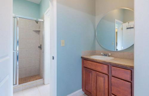 Stunning Modern Retreat! Year-Round Swim Spa | Hot Tub | Movie Room | Firepit - Foto 18