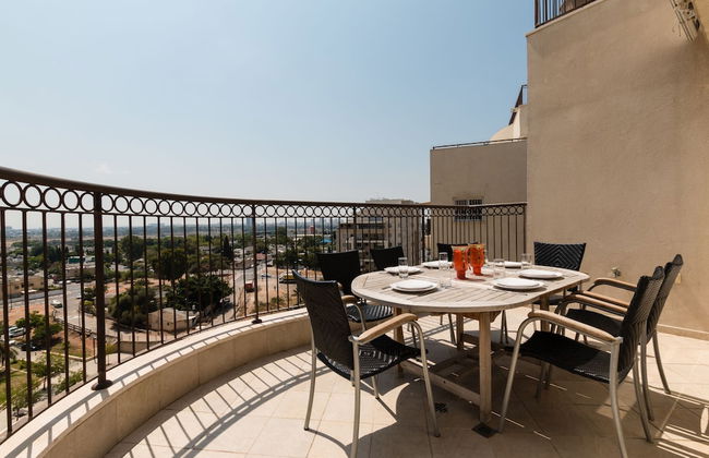 Apartment with Sauna, Hot Tub & Parking - Photo 32