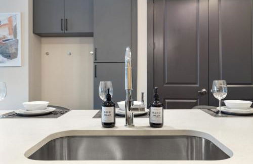 Modern Comfort North Austin with Balcony and Workspace - Foto 9