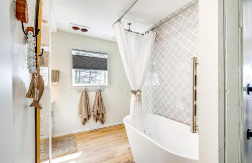 Walk to Winema Road Beach Home with Hot Tub! - Foto 15