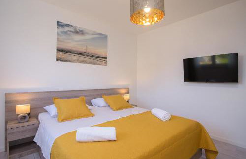 Villa Barbara & Zoran with free parking and heated swimming pool - Photo 77