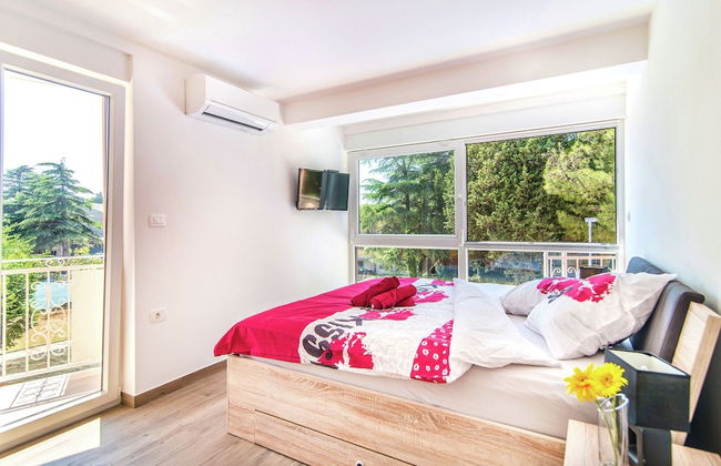 Modern Villa with Private Pool & Hot Tub near Center & Beach - Photo 2