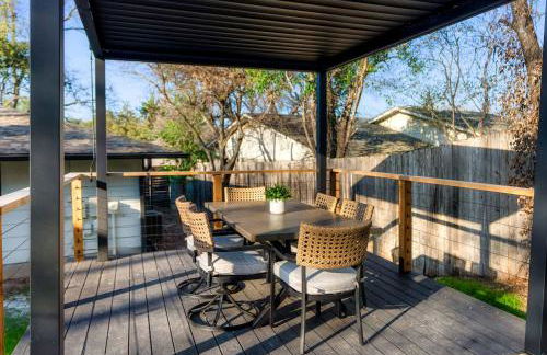 Luxury Zilker Home Pool Hot Tub and 2 Kitchens - Photo 19