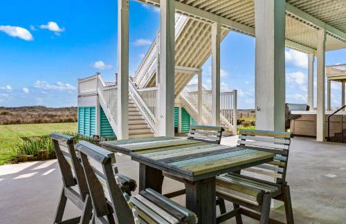 Beachfront Hideaway! Luxury Beachfront, SwimSpa, Game Room, Firepit by Bolivar Vacations - Foto 68