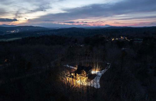 WolfCabin Lux Family Home, Fire Pit, Hot Tub, ADA ramp, ez paved rds - Foto 4