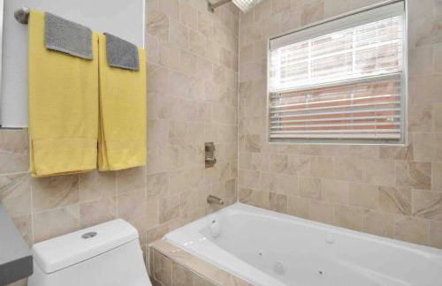 Central Yellow Gem: Cozy Views & Proximity - Foto 13