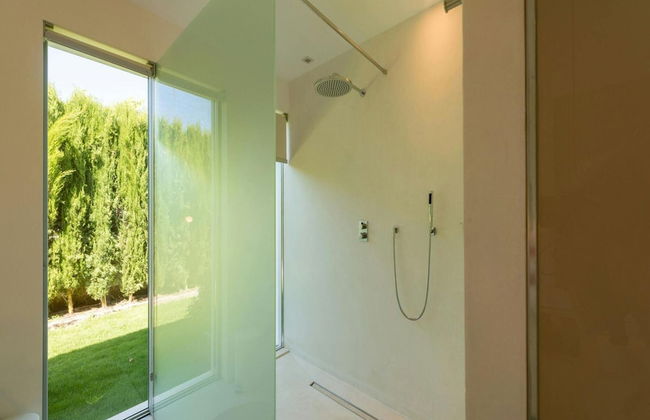 Stunning Villa With Modern Appliances - Photo 24