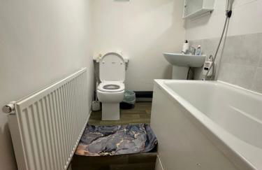 Double bed Quinton ,Studio Fast WiFi,Netflix, No deposit Required - Foto 26