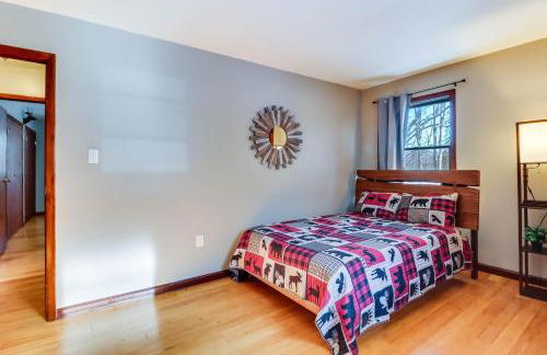 Lake Access and Private Hot Tub at Poconos Home! - Foto 22