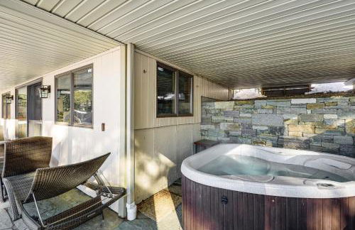 Gateway to Acadia! Green Lake Home with Hot Tub - Foto 22