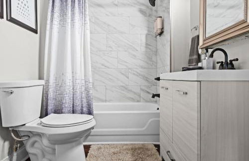 Stylish Home in Historic District Near Riverwalk - Foto 34