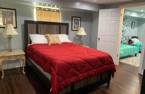 Spacious 5-BR House near Transit w Parking - Foto 17