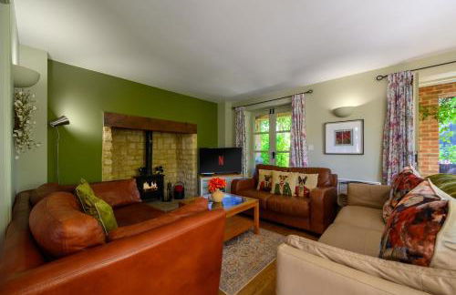Cosy Cotswold Lodge by Your Home Here - ideal for families, log-burner, spa, private parking, EV Hookup included and heated swimming pools - Foto 20