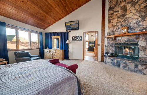 North Shore Lakefront - Spacious Lakefront with Hot Tub, & Game Room - Foto 88