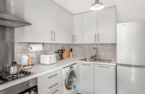 Stylish 1BR Flat-Terrace-Free Parking-Rail Station - Foto 2