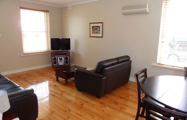 Warwick Apartment - Photo 6