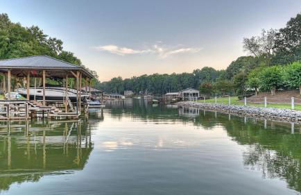 Lakefront Home w Pool, Dock, Fire Pit & Game Room Sip, Sip Away by Avantstay - Foto 104