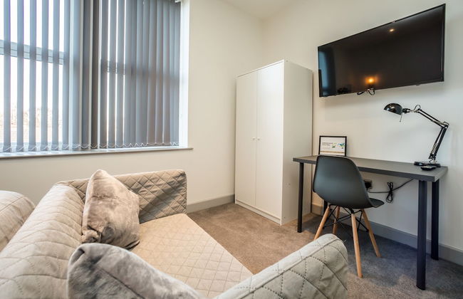 Exquisite Serviced Studio With Private Parking - Photo 3