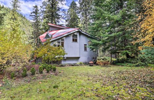 Enchanting Escape with Hot Tub, Decks and Views! - Foto 30