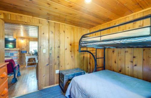 Charming Michigan Cottage with Sunroom and Lake Access - Foto 16