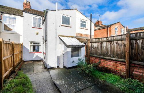 2 Bedroom House, 5 Single Beds, Fast WiFi - Photo 47