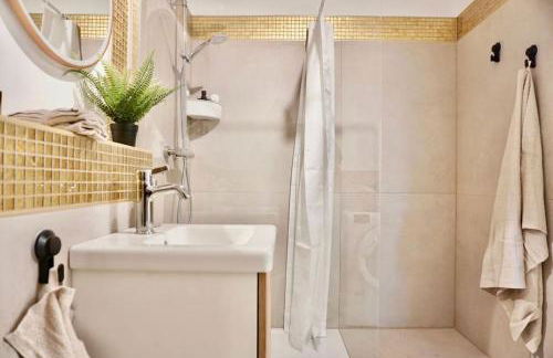 NEU modernes Apartment in Top Lage, free Parking max 1,65m Höhe und 1,8m Breite - Foto 11