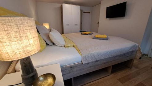 Kleine hübsches Apartment,Sauna im Haus, Hunde willkommen, nahe Park, Waldeisenbahn, Hermansbad, UNESCO Geopark, Nähe polnischer Markt, Top Lage für Ausflugsziele zum Wandern oder Radfahren - Foto 5, wardrobe