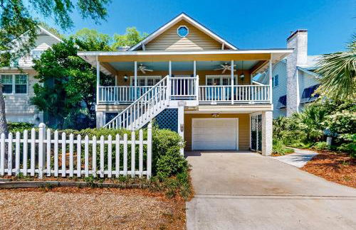 Classic coastal home with game room & private hot tub - walk to beaches - Foto 1