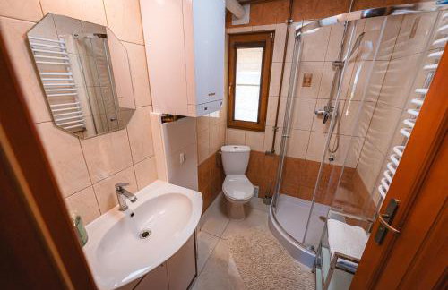 Bug Na Skarpie - Domek Wypoczynkowy z Jacuzzi i Kominkiem - Foto 10