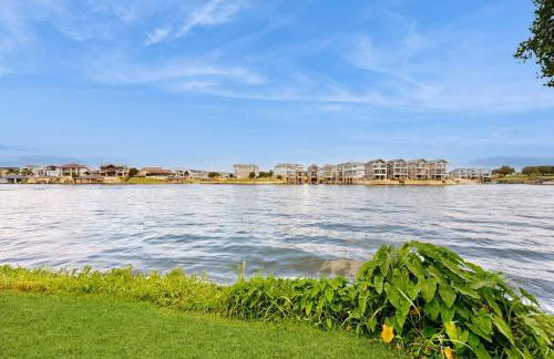 Classic Lakefront Cottage with Private Dock, Lovely Lake View, Backyard & WiFi - Foto 5