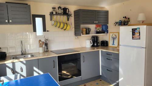 Tipoz'Immo - Maison Bleue accès à pied plage - spot surf - fibre inclus - linge inclus et lits faits - parking gratuit - proche des commerces et des attractions touristiques - Foto 3, stove, dishwasher, toaster