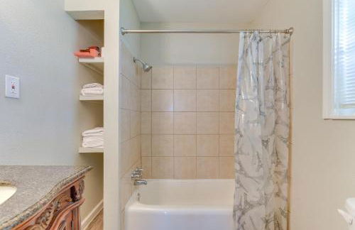 about 1 Mi to the Strand! Couples Retreat in Galveston - Foto 16