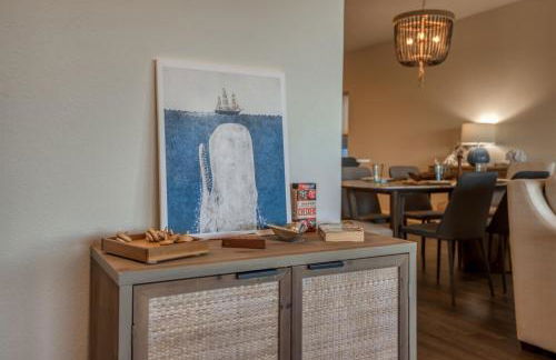 The Moby House Coastal Retreat with Ocean Views & Hot Tub - Foto 55