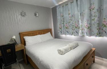 Chic 2 Bed Apartment with Free Parking- Recently Redecorated, 10 Minutes to City Centre - Foto 1