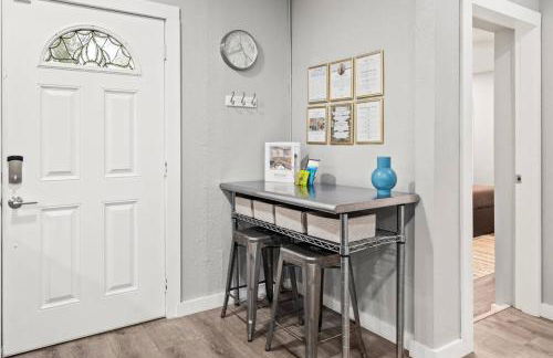 Adventure Awaits in Tampa Bay with Beautiful Decor 4BR with Backyard Oasis Near Busch Gardens & Adventure Island - Foto 44