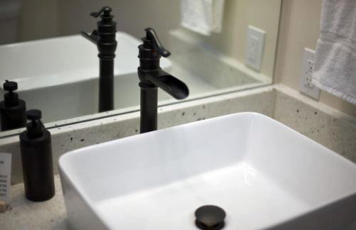 HostWise Stays - The Larryville - Amazing Bathroom, Perfect Location, Custom Build - Foto 40