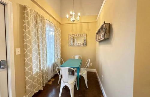 Haven at Hazel~Downtown Bungalow - Foto 14