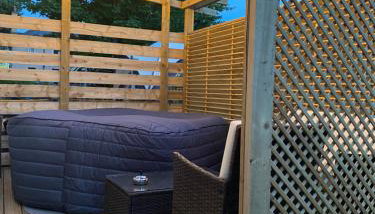 Lovely 3 bed with jacuzzi, close to airport, driveway, wifi - Foto 5