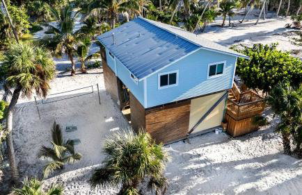 Charming Beachfront Cottage with Dock Slip and Kayaks on Little Gasparilla Island | Placida, FL - Foto 26