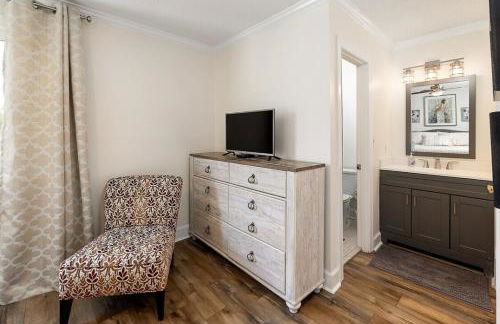 Relaxing Lakeview Stay Near Beach w Pool - Foto 10